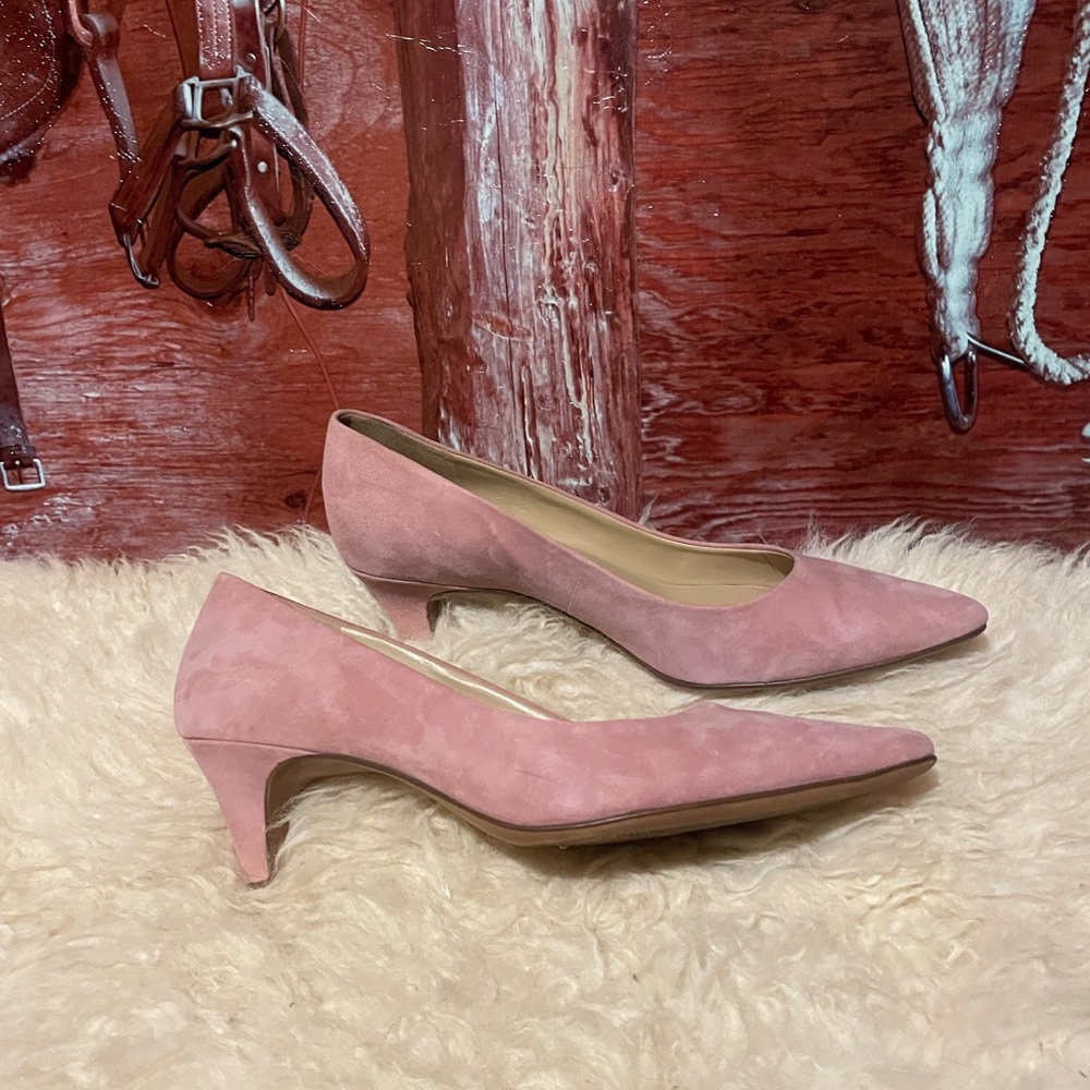 Naturalizer soft suede shoes